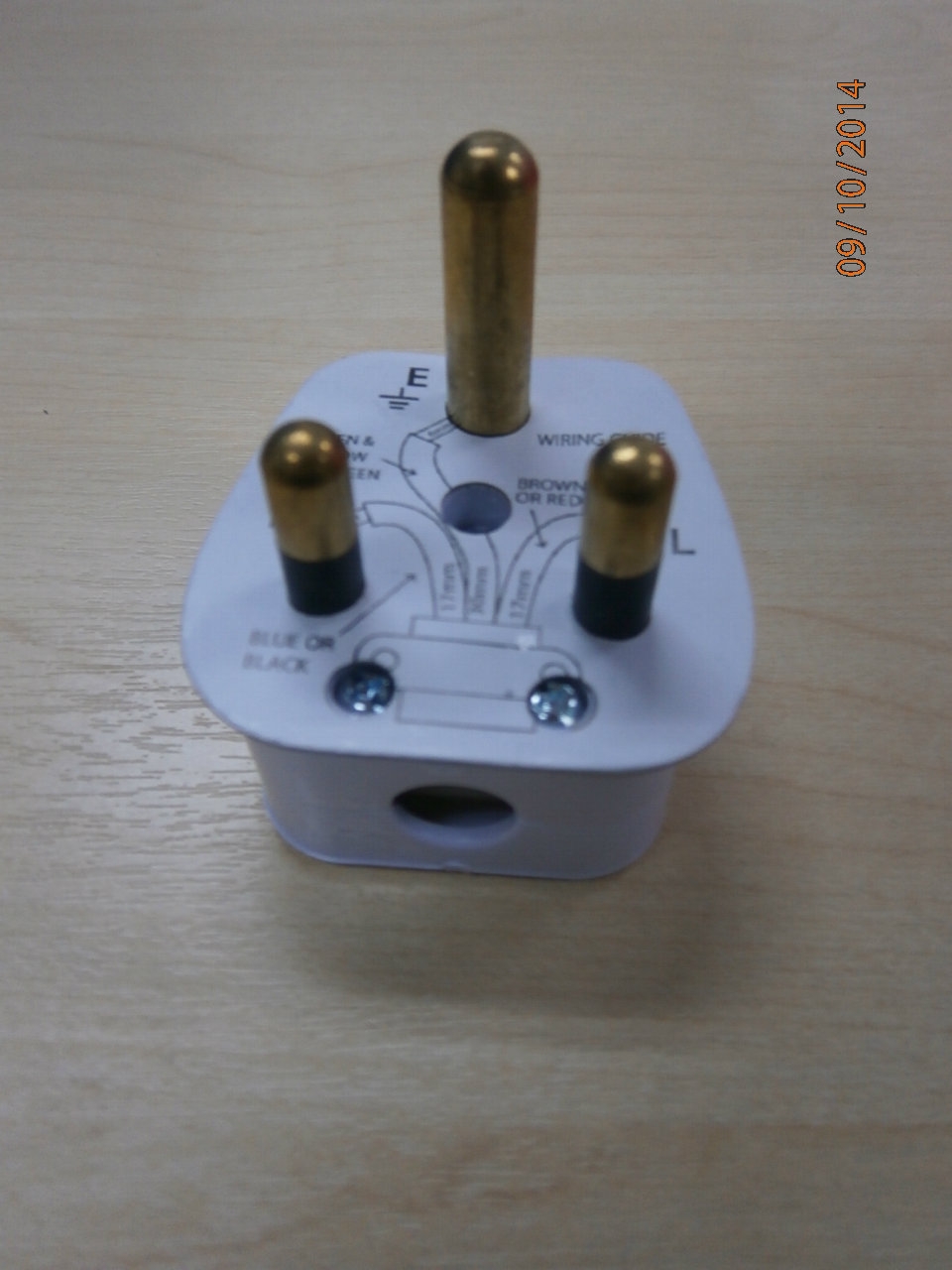 SUM 15 AMP 3-ROUND PIN PLUG TOP (W/SIRIM)