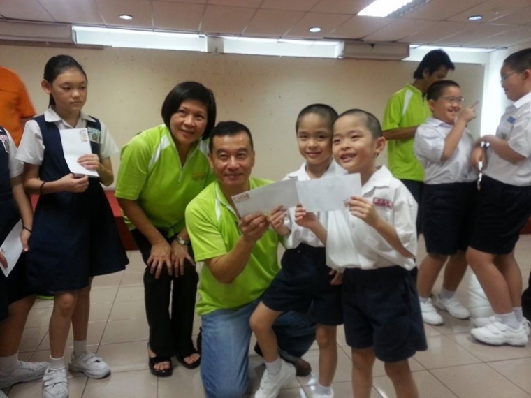 18.01.2015 Contribute RM200 each to 180 needy pupils from 7 SJKC in Klang. 发放200令吉给巴生区7间华小的180贫困学生