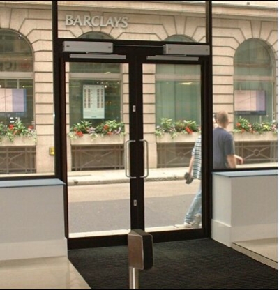 Auto swing door