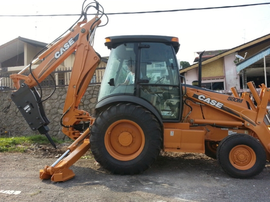 Backhoe Loader With Hydraulic Breaker