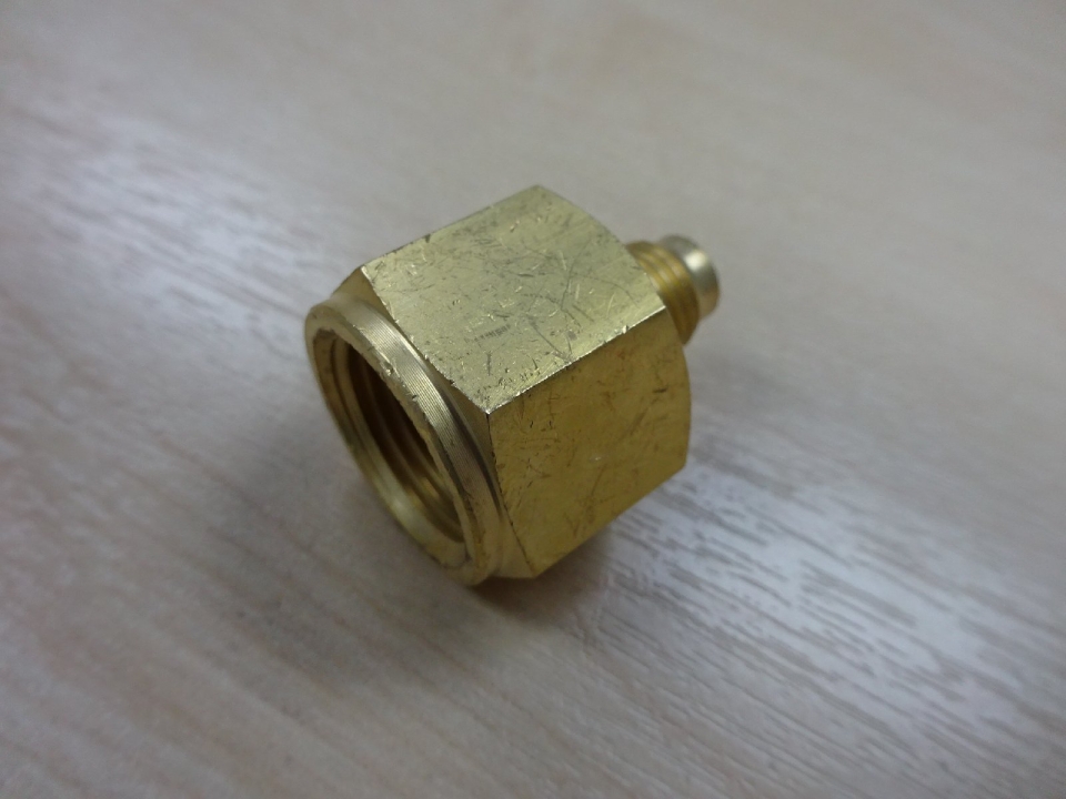 1/4" SAE (M. FL.) X 1/2" (FE. FL.) REDUCER (VACUUM PUMP ADAPTOR) R-04X08