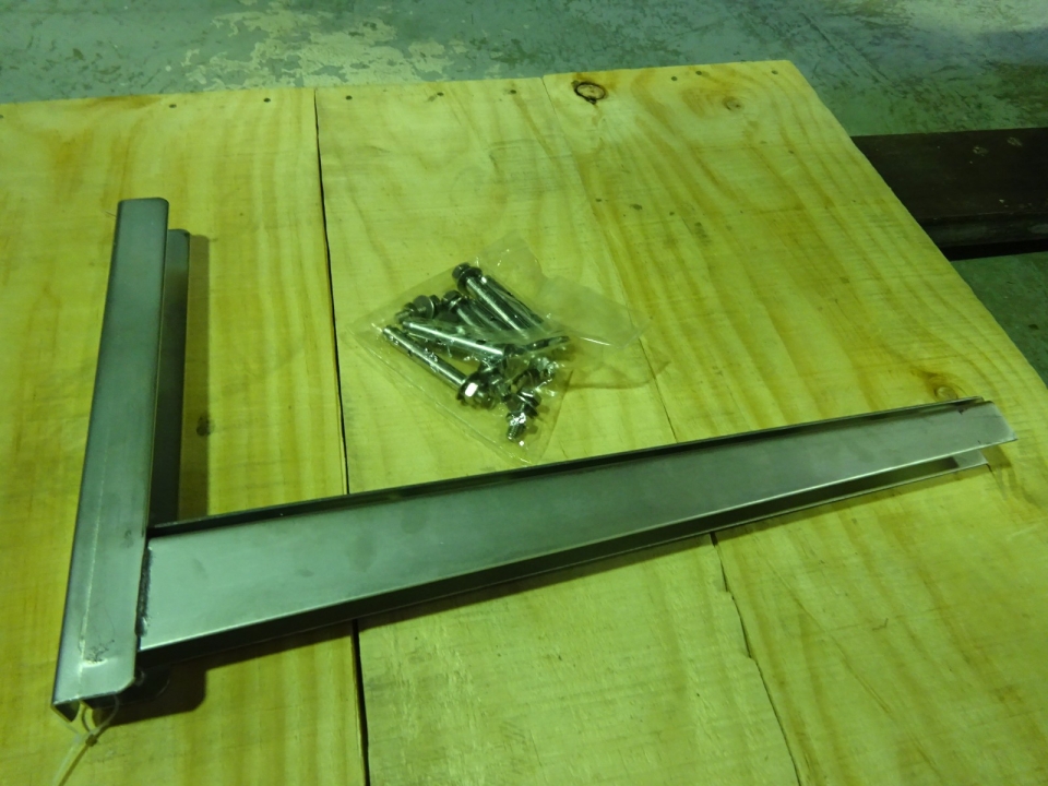 STAINLESS STEEL AIR-COND BRACKET (2 PCS) C/W 6PCS S/S BOLTS & NUTS