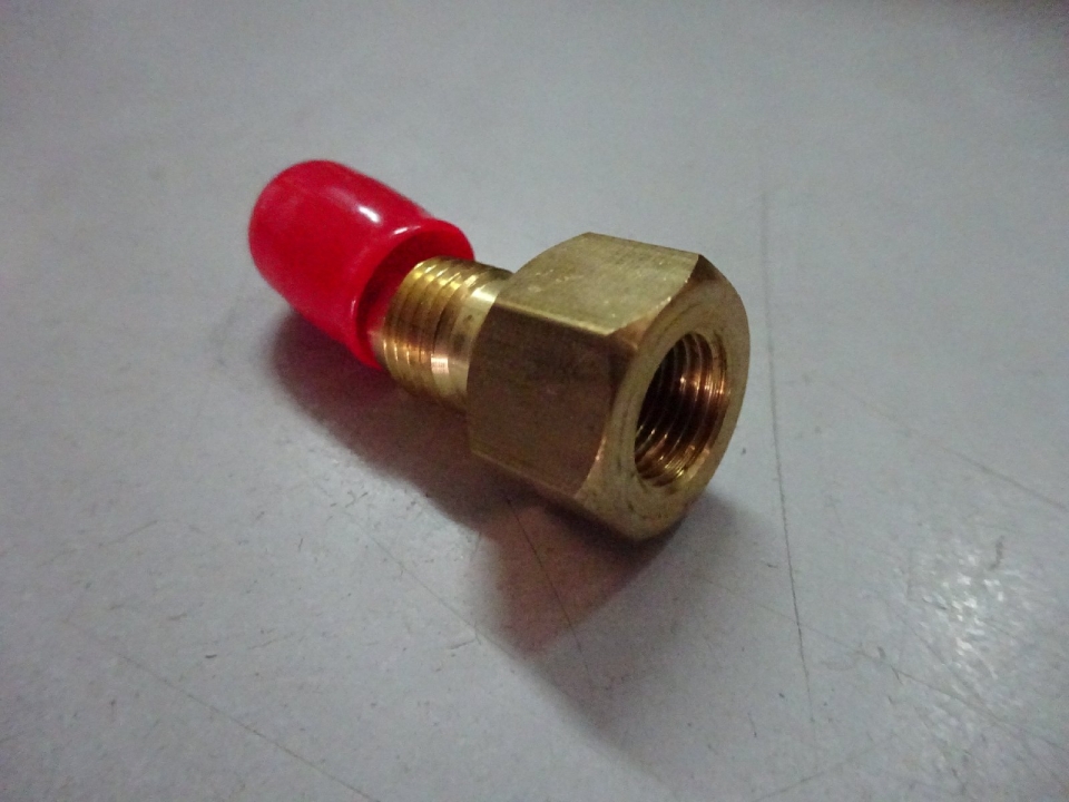 1/4"SAE X 1/8" (INT FLARE) FEMALE CONNECTOR FC-04X02 (GAUGE ADAPTOR)