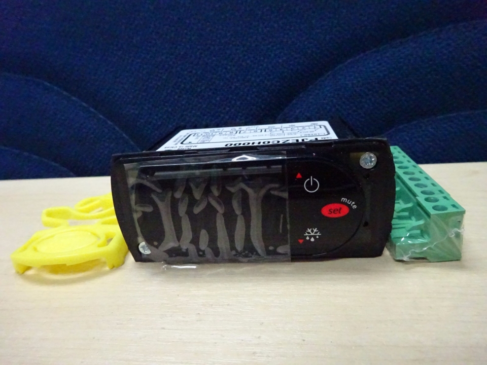 CAREL TEMPERATURE CONTROLLER