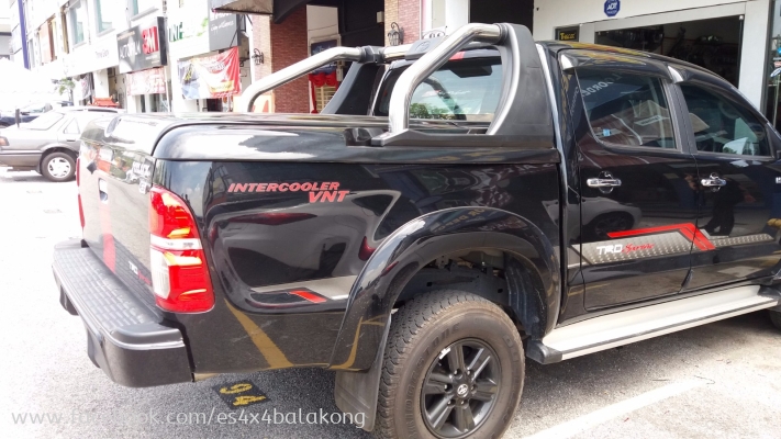 HILUX TOP UP WITH ROLL BAR 