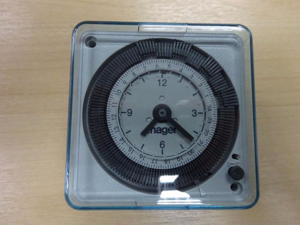 HAGER TIMER SWITCH 24HRS 16A (196~253V) 72 X 72 EH711