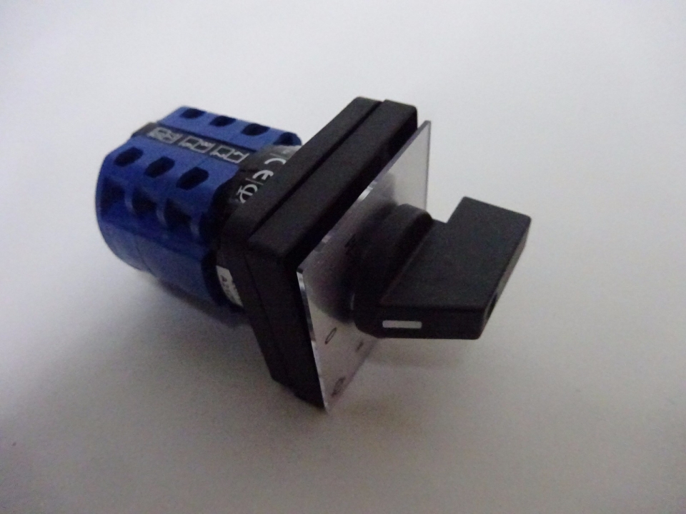 SWISSMEC SELECTOR SWITCH 20A 3P 2 WAY (A.O.M)
