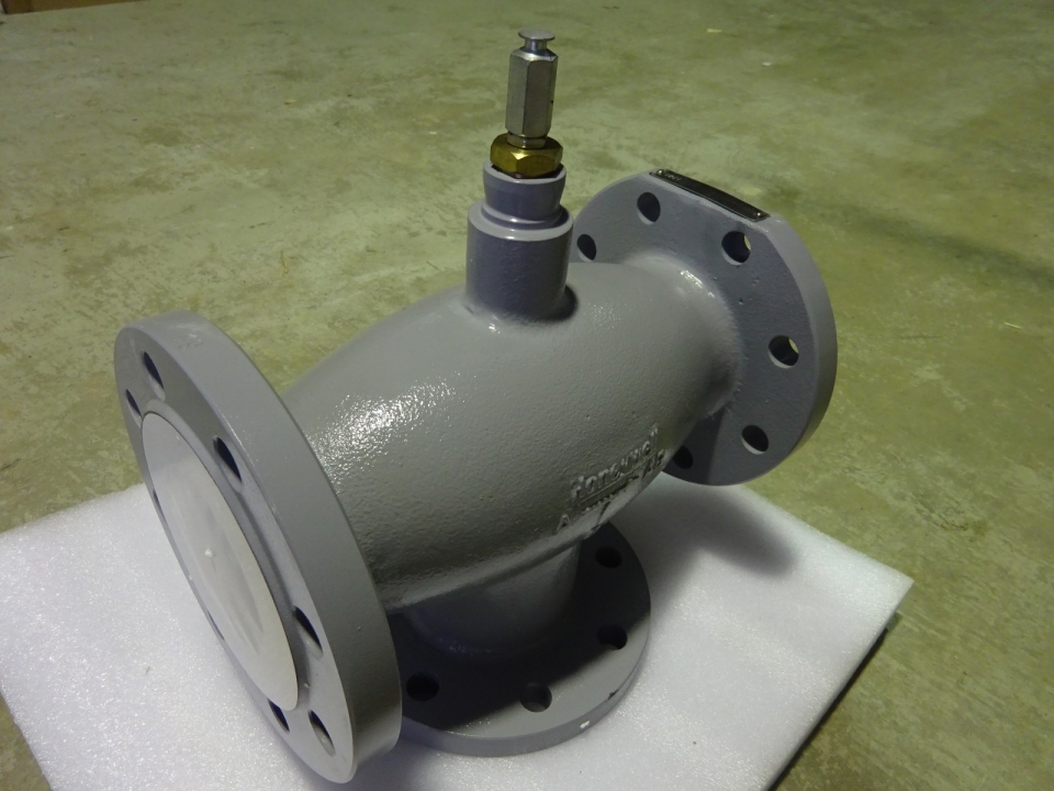 HONEYWELL V5329A 3-WAY CAST IRON FLANGE VALVE PN16 BODY