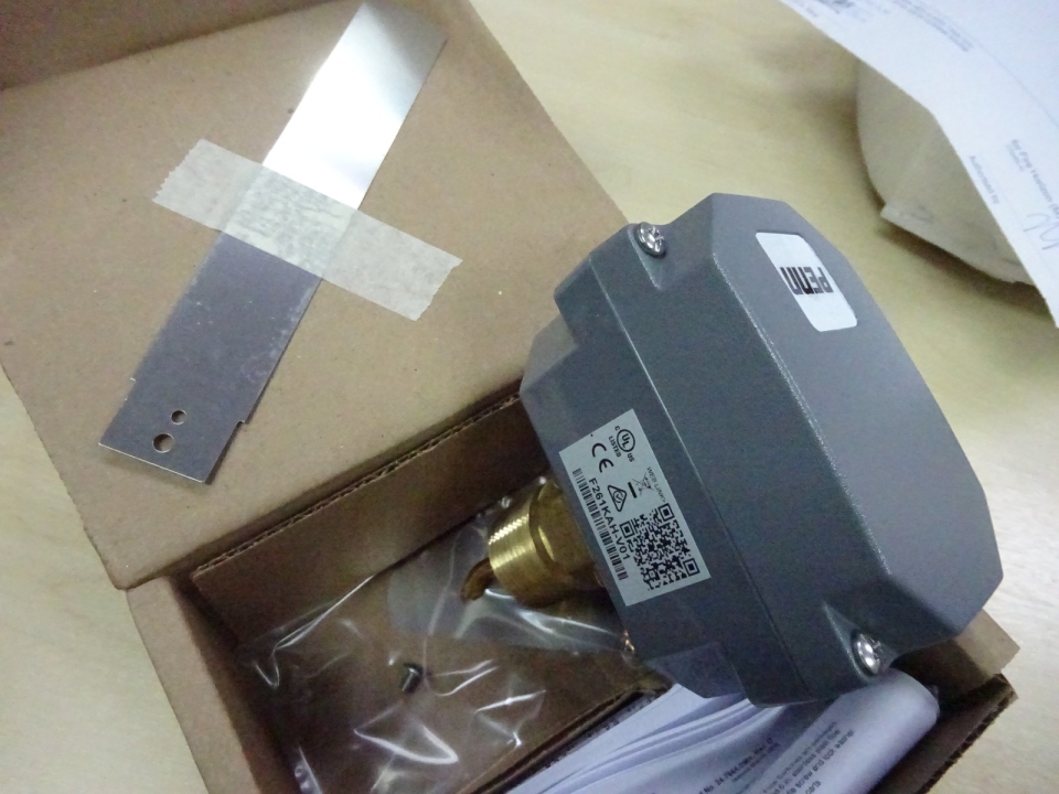 JOHNSON CONTROLS PENN FLOW SWITCH F261KAH-V01C (1-11 1/2" NPT) (24/240V/50/60HZ)(16A) (MADE IN MEXICO)(TYPE 3R SPLASH PROOF)