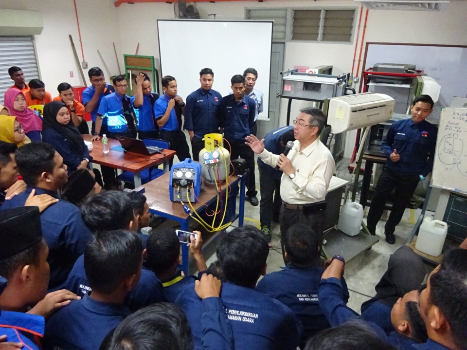 Refrigerant Recovery System With Equipment Talks To Students