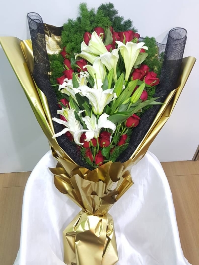 Lily & Roses Hand Bouquet (HB-682)