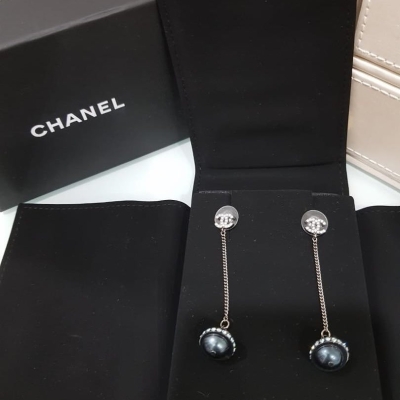 (SOLD) Brand New Chanel Pearl Drop Earring