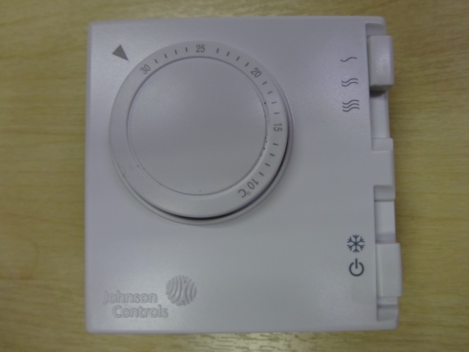 JOHNSON CONTROLS T125AAC-JSO ON/OFF TEMPERATURE THERMOSTAT C/W 3 SPEED SWITCH (AC200¡À10%, 50/60HZ)