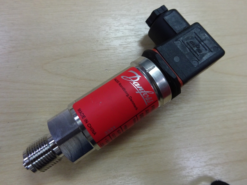 DANFOSS AKS 32AND AKS 33 PRESSURE TRANSMITTER