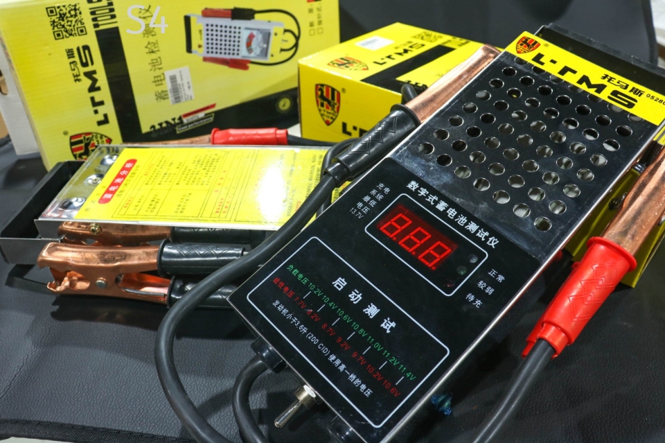 Universal 12V DC Battery Voltage Tester