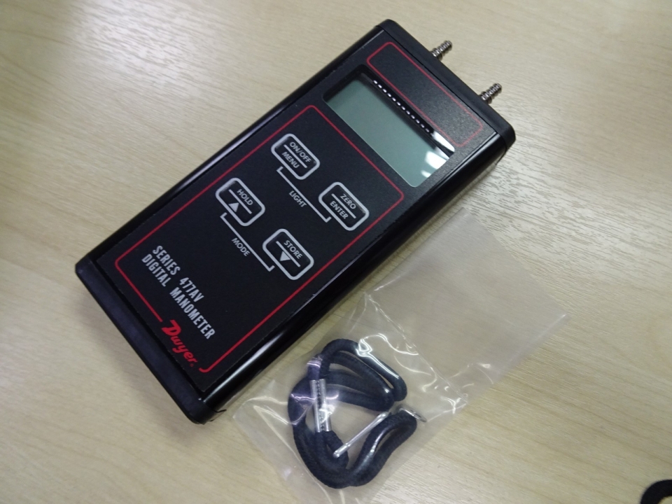 DWYER 477AV-2 HANDHELD DIGITAL MANOMETER (RANGE : 0-40.00 IN. W.C.)