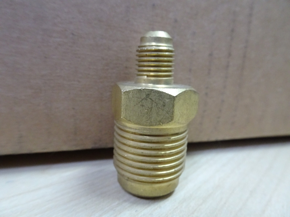 5/8" (MALE FLARE) X 1/4" (MALE FLARE) REDUCING UNION RU-10X04