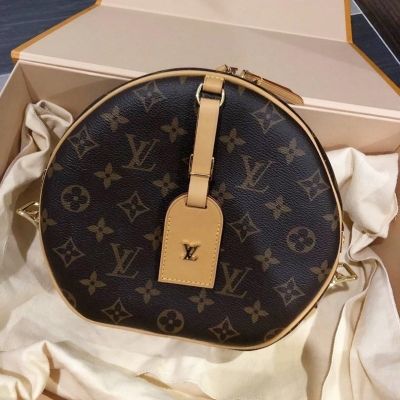 Louis Vuitton Leather Logo Messenger & Shoulder Bags (M81525
