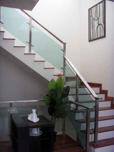 Stainless Steel Staircase Handrail With Glass