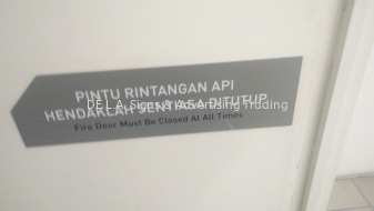 pintu rintangan api sign