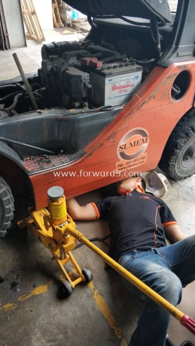 Forklift Repairing