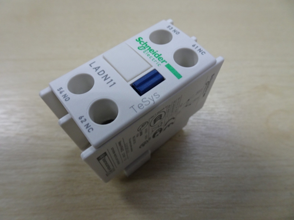 SCHNEIDER AUXILIARY CONTACT