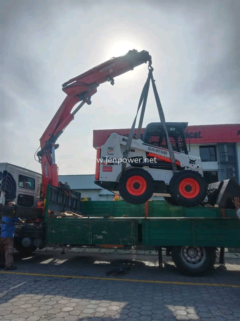 Lorry Crane Loading Bobcat 