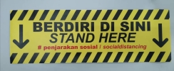 Sticker Berdiri Di Sini  Social Distancing Produk Kebersihan