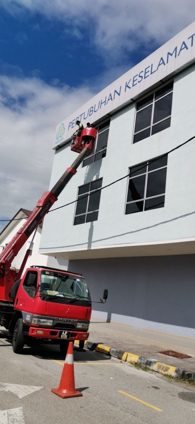 signage cleaning and windows cleaning