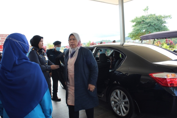 YB MENTERI PERUMAHAN DAN KERAJAAN TEMPATAN SEMPURNAKAN MAJLIS PENYAMPAIAN SUMBANGAN PRIHATIN COVID-19.