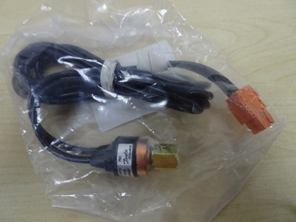 CARRIER ACB-1UB37W/061F8438 HIGH PRESSURE SWITCH C/W WIRE P/NO:00PPG000008201
