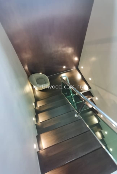 Robina O15 Laminate Timber Floor Staircase