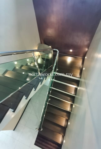 Robina O15 Laminate Timber Floor Staircase