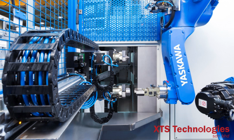 Four Yaskawa Motoman handling robots feed two turning machines for the manufacture of malleable cast