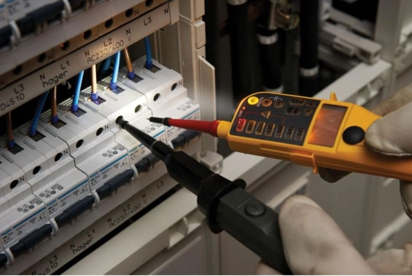 FLUKE T130 VOLTAGE/CONTINUITY TESTER WITH LCD SWITCHABLE LOAD