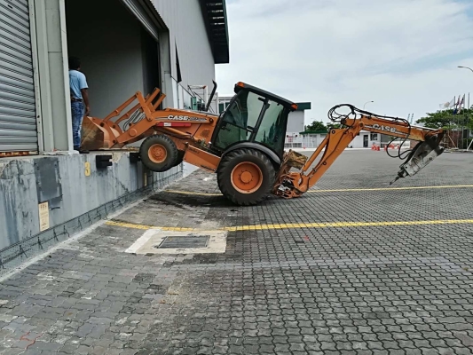 Backhoe Loader With Hydraulic Breaker