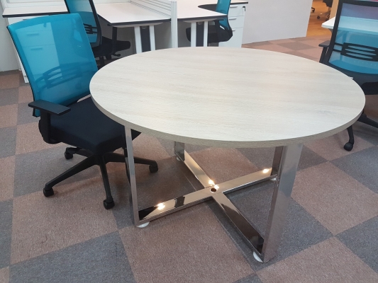 Round discussion table with chrome cassia leg