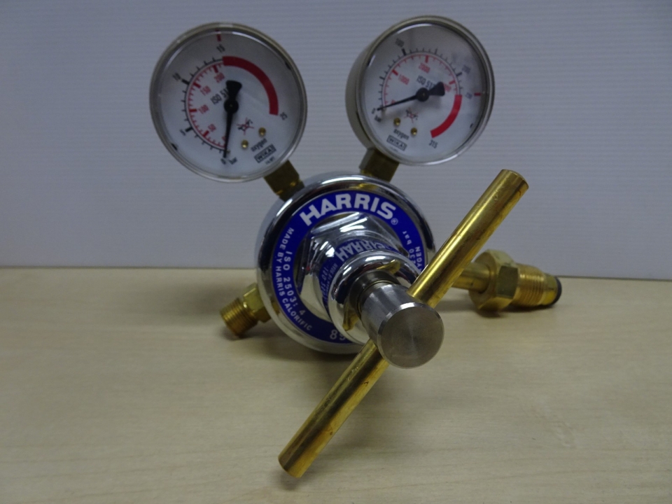 HARRIS 896D-15-O2 (INLET 230 BAR / OUTLET 15 BAR) TWO STAGE OXYGEN REGULATOR