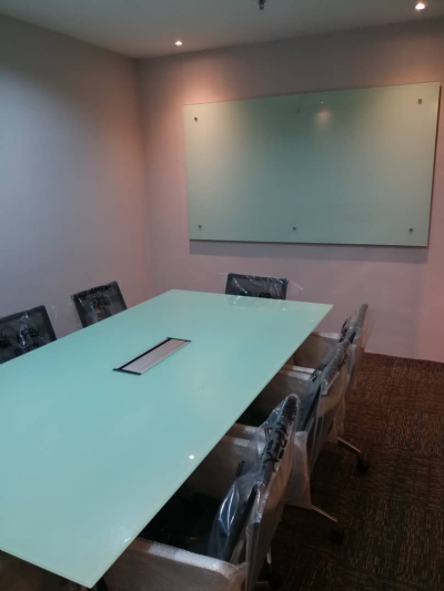 Meeting room with tempered glass top meeting table