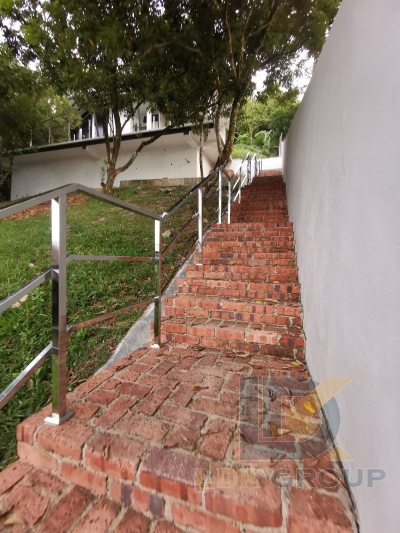 STAINLES STEEL STAIRCASE 