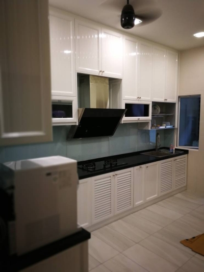 Glossy Pure White  with  Quartz Stone Table Top