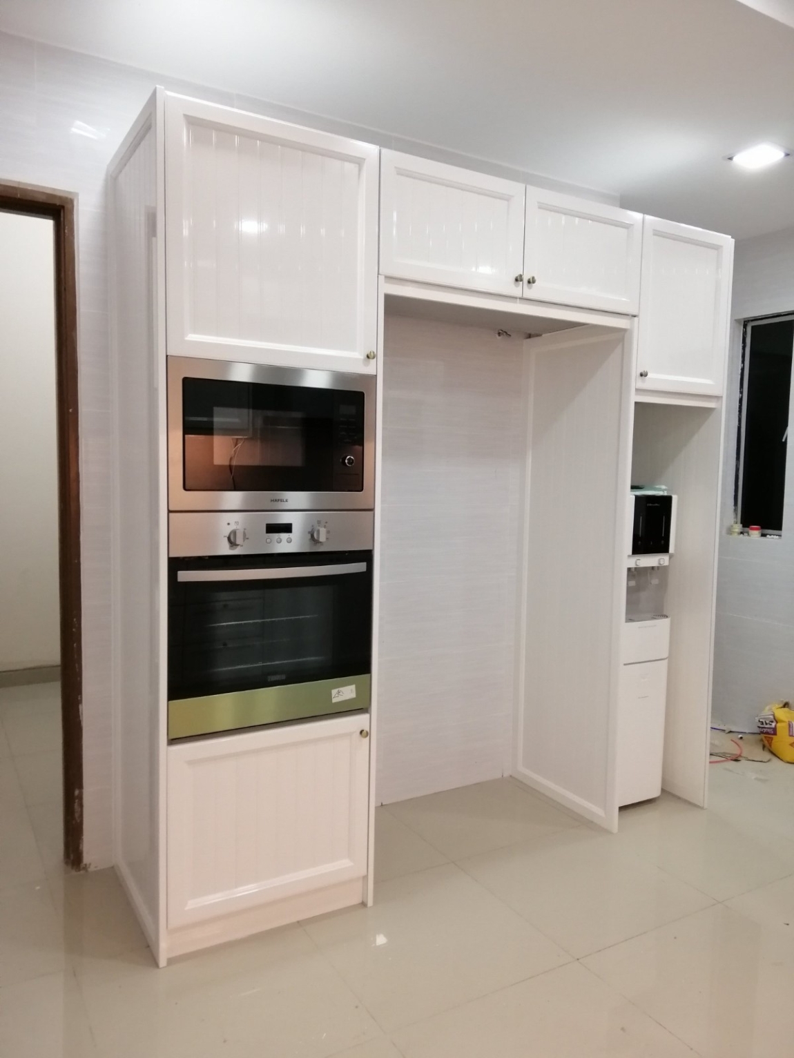 Glossy Pure White Aluminium Solid Wood / Wood Grain Kitchen Cabinet Kitchen Cabinet  Malaysia Reference Renovation Design 