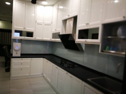 Glossy Pure White with Quartz Stone Table Top           