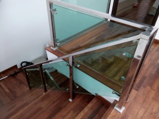 Sample Staircase Railing With Tempered glass Design In Selangor