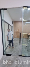  Panel dan Pintu Kaca Terbaja