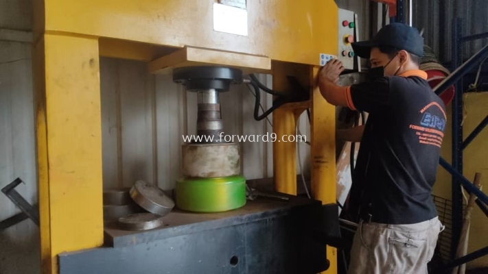 Pressing Services of Reach Truck Wheel
