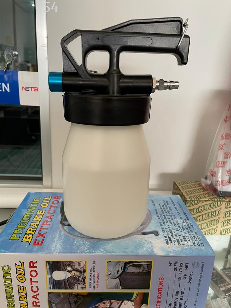 Universal Pneumatic Brake Oil Extractor