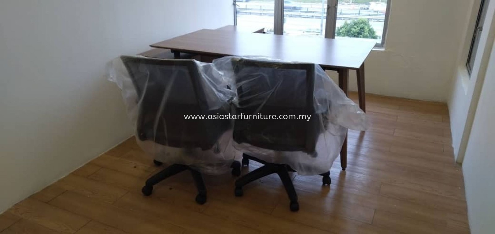 DELIVERY & INSTALLATION VISTA EXECUTIVE OFFICE TABLE & BATLEY LOW CHAIRS OFFICE FURNITURE KOTA KEMUNING, SELANGOR