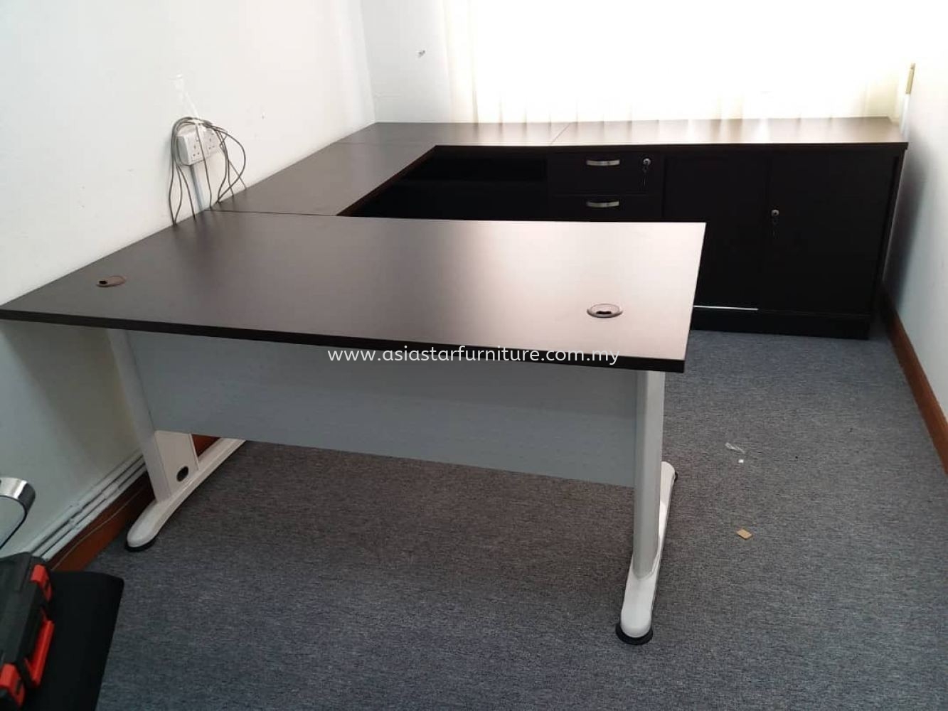 DELIVERY & INSTALLATION QT 188 EXECUTIVE OFFICE TABLE C/W LOW CABINET Q-YSP 7124 OFFICE FURNITURE MENARA SHELL, KUALA LUMPUR