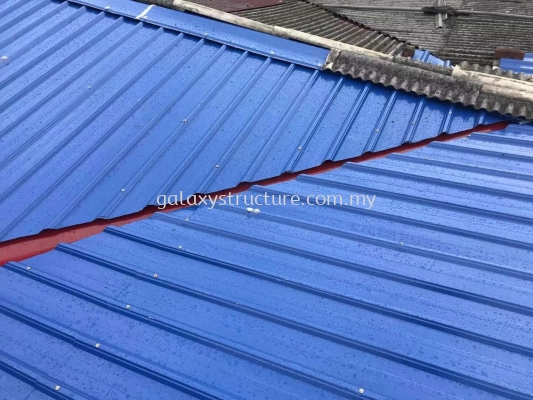 Labour dismantle old roofing and install new metal deck roofing @ Jalan Selampit 21, Kaw.3 Taman Klang Jaya, 41200 Klang Selangor.